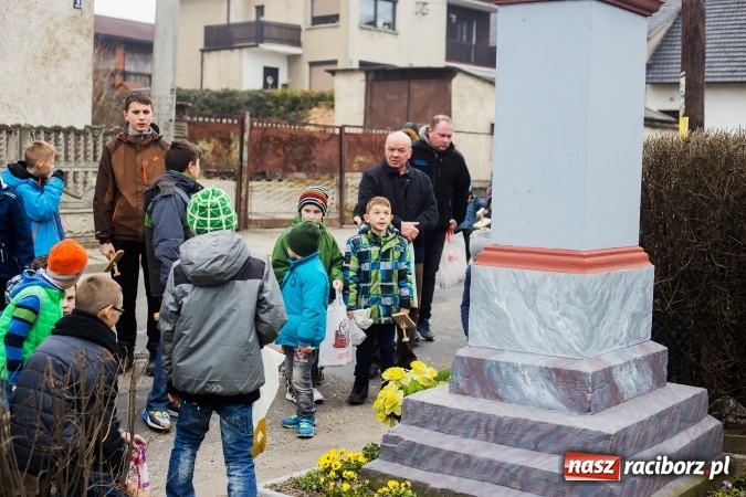Zdjęcie w galerii na portalu naszraciborz.pl: Pradawnym zwyczajem w Raciborzu-Sudole znów było dziś słychać klekotki wiadomości z regionu