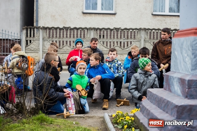 Zdjęcie w galerii na portalu naszraciborz.pl: Pradawnym zwyczajem w Raciborzu-Sudole znów było dziś słychać klekotki wiadomości z regionu