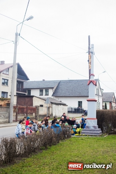 Zdjęcie w galerii na portalu naszraciborz.pl: Pradawnym zwyczajem w Raciborzu-Sudole znów było dziś słychać klekotki wiadomości z regionu