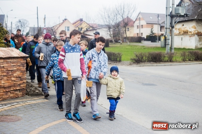 Zdjęcie w galerii na portalu naszraciborz.pl: Pradawnym zwyczajem w Raciborzu-Sudole znów było dziś słychać klekotki wiadomości z regionu