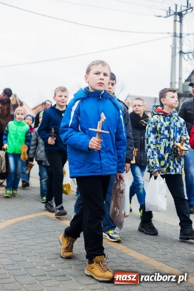 Zdjęcie w galerii na portalu naszraciborz.pl: Pradawnym zwyczajem w Raciborzu-Sudole znów było dziś słychać klekotki wiadomości z regionu