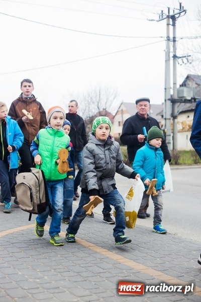 Zdjęcie w galerii na portalu naszraciborz.pl: Pradawnym zwyczajem w Raciborzu-Sudole znów było dziś słychać klekotki wiadomości z regionu