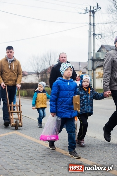 Zdjęcie w galerii na portalu naszraciborz.pl: Pradawnym zwyczajem w Raciborzu-Sudole znów było dziś słychać klekotki wiadomości z regionu