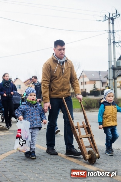 Zdjęcie w galerii na portalu naszraciborz.pl: Pradawnym zwyczajem w Raciborzu-Sudole znów było dziś słychać klekotki wiadomości z regionu