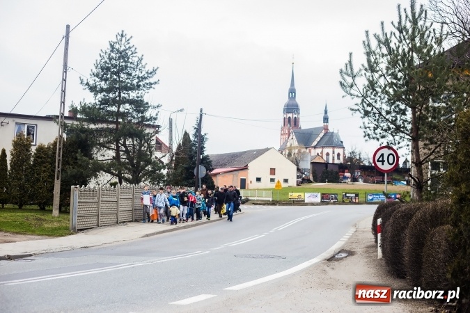 Zdjęcie w galerii na portalu naszraciborz.pl: Pradawnym zwyczajem w Raciborzu-Sudole znów było dziś słychać klekotki wiadomości z regionu