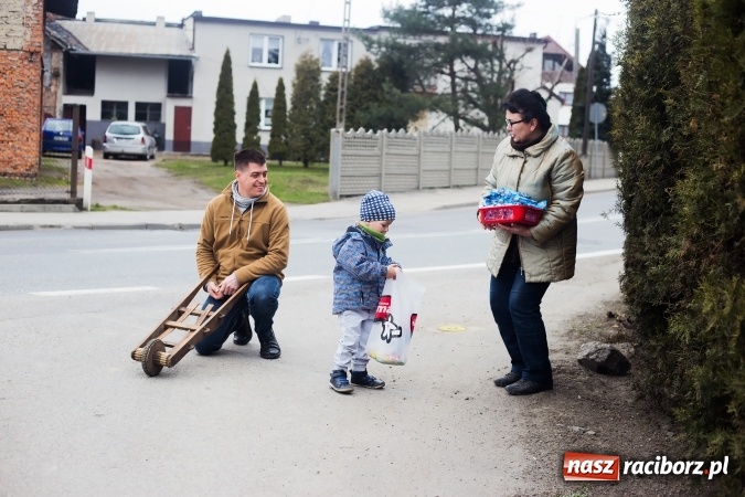 Zdjęcie w galerii na portalu naszraciborz.pl: Pradawnym zwyczajem w Raciborzu-Sudole znów było dziś słychać klekotki wiadomości z regionu