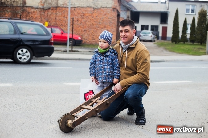 Zdjęcie w galerii na portalu naszraciborz.pl: Pradawnym zwyczajem w Raciborzu-Sudole znów było dziś słychać klekotki wiadomości z regionu