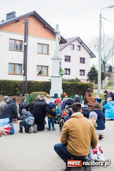 Zdjęcie w galerii na portalu naszraciborz.pl: Pradawnym zwyczajem w Raciborzu-Sudole znów było dziś słychać klekotki wiadomości z regionu