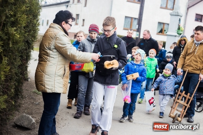 Zdjęcie w galerii na portalu naszraciborz.pl: Pradawnym zwyczajem w Raciborzu-Sudole znów było dziś słychać klekotki wiadomości z regionu