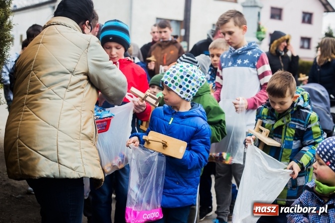 Zdjęcie w galerii na portalu naszraciborz.pl: Pradawnym zwyczajem w Raciborzu-Sudole znów było dziś słychać klekotki wiadomości z regionu