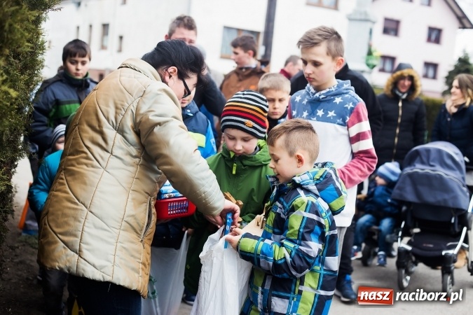 Zdjęcie w galerii na portalu naszraciborz.pl: Pradawnym zwyczajem w Raciborzu-Sudole znów było dziś słychać klekotki wiadomości z regionu