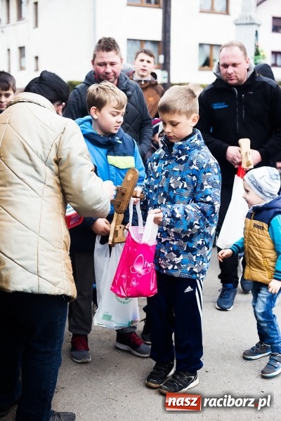 Zdjęcie w galerii na portalu naszraciborz.pl: Pradawnym zwyczajem w Raciborzu-Sudole znów było dziś słychać klekotki wiadomości z regionu
