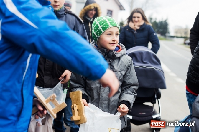 Zdjęcie w galerii na portalu naszraciborz.pl: Pradawnym zwyczajem w Raciborzu-Sudole znów było dziś słychać klekotki wiadomości z regionu