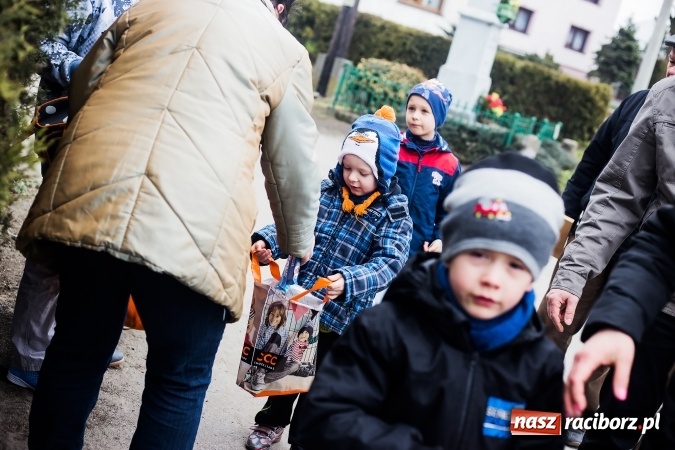 Zdjęcie w galerii na portalu naszraciborz.pl: Pradawnym zwyczajem w Raciborzu-Sudole znów było dziś słychać klekotki wiadomości z regionu
