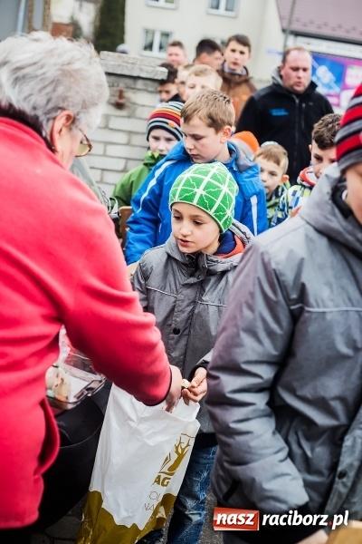 Zdjęcie w galerii na portalu naszraciborz.pl: Pradawnym zwyczajem w Raciborzu-Sudole znów było dziś słychać klekotki wiadomości z regionu