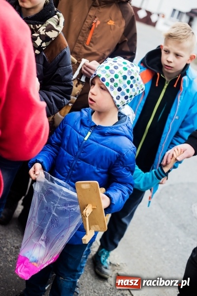 Zdjęcie w galerii na portalu naszraciborz.pl: Pradawnym zwyczajem w Raciborzu-Sudole znów było dziś słychać klekotki wiadomości z regionu
