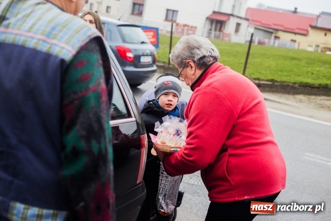 Zdjęcie w galerii na portalu naszraciborz.pl: Pradawnym zwyczajem w Raciborzu-Sudole znów było dziś słychać klekotki wiadomości z regionu