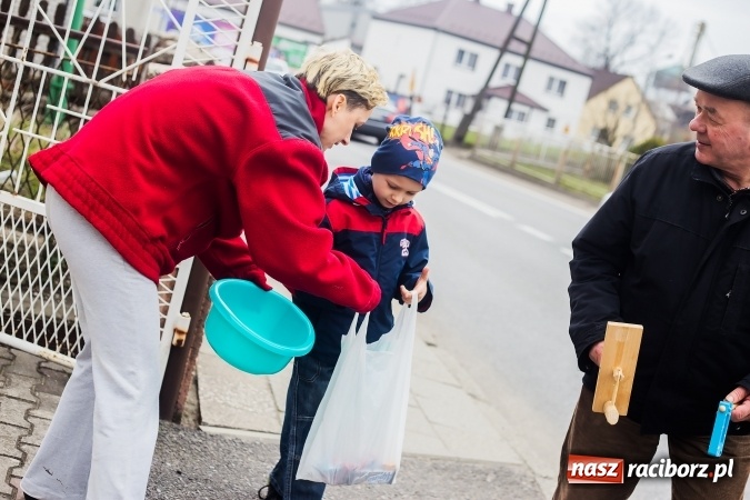 Zdjęcie w galerii na portalu naszraciborz.pl: Pradawnym zwyczajem w Raciborzu-Sudole znów było dziś słychać klekotki wiadomości z regionu