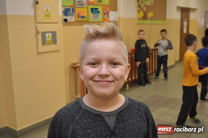 Zdjęcie w galerii na portalu naszraciborz.pl: Koafiura jak mało która… Dzień Szalonych Fryzur w Szkole Podstawowej nr 18 wiadomości z regionu