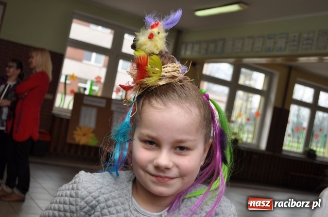 Zdjęcie w galerii na portalu naszraciborz.pl: Koafiura jak mało która… Dzień Szalonych Fryzur w Szkole Podstawowej nr 18 wiadomości z regionu