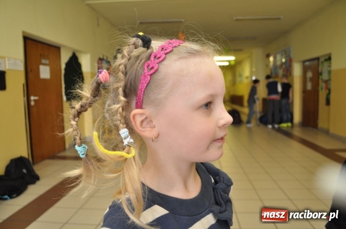 Zdjęcie w galerii na portalu naszraciborz.pl: Koafiura jak mało która… Dzień Szalonych Fryzur w Szkole Podstawowej nr 18 wiadomości z regionu