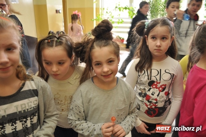 Zdjęcie w galerii na portalu naszraciborz.pl: Koafiura jak mało która… Dzień Szalonych Fryzur w Szkole Podstawowej nr 18 wiadomości z regionu