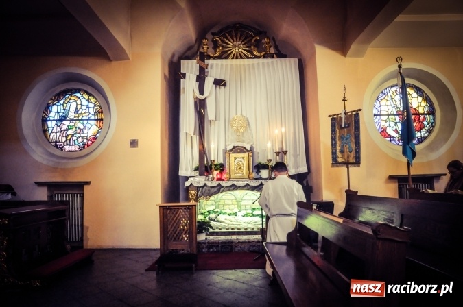 Zdjęcie w galerii na portalu naszraciborz.pl: Groby Pańskie w kościołach w Raciborzu i miejscowościach powiatu raciborskiego wiadomości z regionu