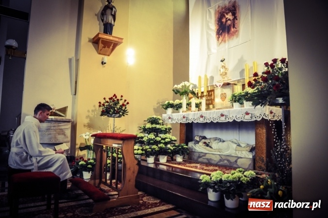 Zdjęcie w galerii na portalu naszraciborz.pl: Groby Pańskie w kościołach w Raciborzu i miejscowościach powiatu raciborskiego wiadomości z regionu