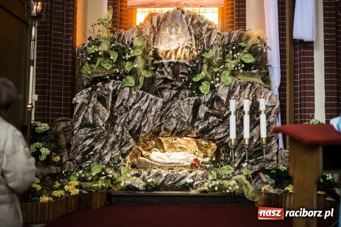 Zdjęcie w galerii na portalu naszraciborz.pl: Groby Pańskie w kościołach w Raciborzu i miejscowościach powiatu raciborskiego wiadomości z regionu