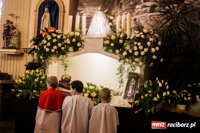 Zdjęcie w galerii na portalu naszraciborz.pl: Groby Pańskie w kościołach w Raciborzu i miejscowościach powiatu raciborskiego wiadomości z regionu