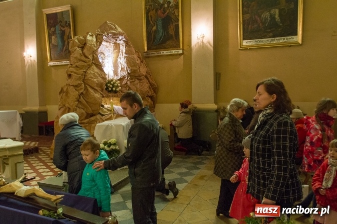 Zdjęcie w galerii na portalu naszraciborz.pl: Groby Pańskie w kościołach w Raciborzu i miejscowościach powiatu raciborskiego wiadomości z regionu