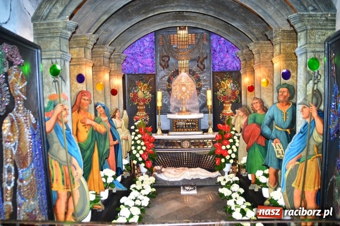 Zdjęcie w galerii na portalu naszraciborz.pl: Groby Pańskie w kościołach w Raciborzu i miejscowościach powiatu raciborskiego wiadomości z regionu