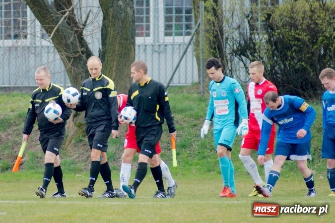 Zdjęcie w galerii na portalu naszraciborz.pl: Nie taki lider straszny jak go malują. Bez bramek przy Łąkowej wiadomości z regionu