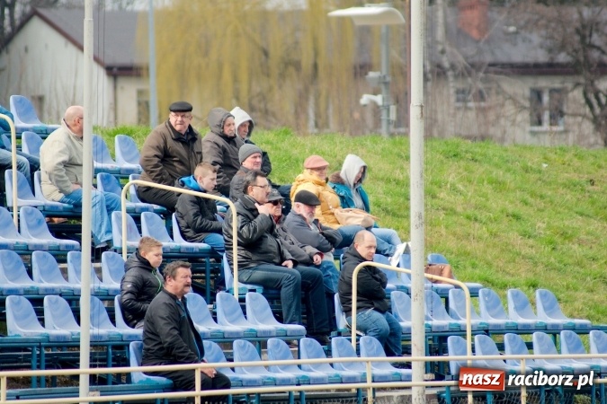 Zdjęcie w galerii na portalu naszraciborz.pl: Nie taki lider straszny jak go malują. Bez bramek przy Łąkowej wiadomości z regionu