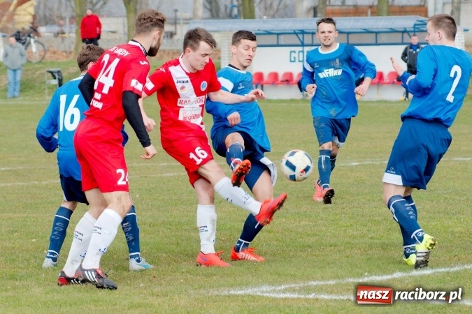 Zdjęcie w galerii na portalu naszraciborz.pl: Nie taki lider straszny jak go malują. Bez bramek przy Łąkowej wiadomości z regionu