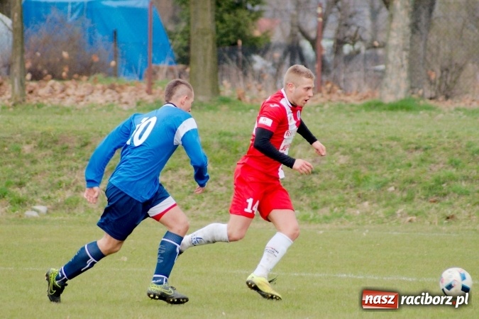 Zdjęcie w galerii na portalu naszraciborz.pl: Nie taki lider straszny jak go malują. Bez bramek przy Łąkowej wiadomości z regionu