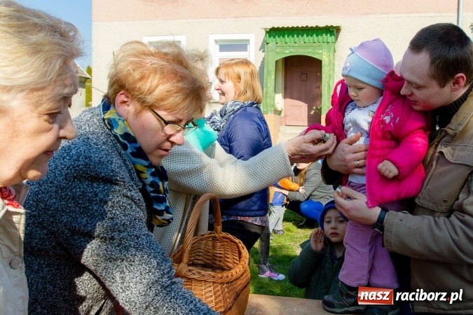 Zdjęcie w galerii na portalu naszraciborz.pl: Wielkanocne spotkanie w farskich ogrodach wiadomości z regionu