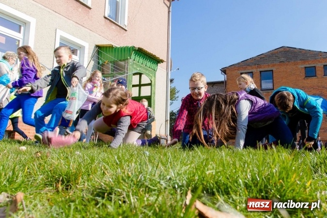 Zdjęcie w galerii na portalu naszraciborz.pl: Wielkanocne spotkanie w farskich ogrodach wiadomości z regionu