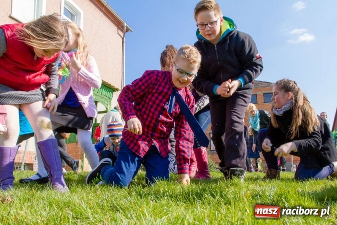 Zdjęcie w galerii na portalu naszraciborz.pl: Wielkanocne spotkanie w farskich ogrodach wiadomości z regionu