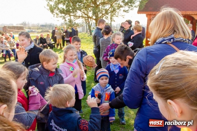 Zdjęcie w galerii na portalu naszraciborz.pl: Wielkanocne spotkanie w farskich ogrodach wiadomości z regionu