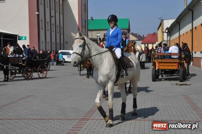 Zdjęcie w galerii na portalu naszraciborz.pl: Dyliżans i baśniowa karoca na procesji wielkanocnej w Pietrowicach Wielkich wiadomości z regionu