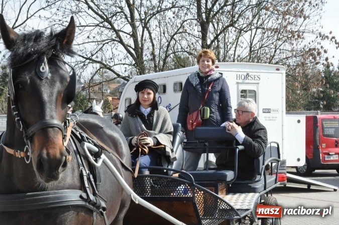 Zdjęcie w galerii na portalu naszraciborz.pl: Dyliżans i baśniowa karoca na procesji wielkanocnej w Pietrowicach Wielkich wiadomości z regionu
