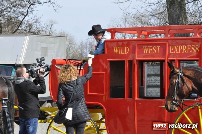 Zdjęcie w galerii na portalu naszraciborz.pl: Dyliżans i baśniowa karoca na procesji wielkanocnej w Pietrowicach Wielkich wiadomości z regionu