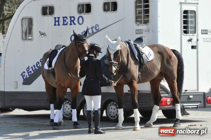 Zdjęcie w galerii na portalu naszraciborz.pl: Dyliżans i baśniowa karoca na procesji wielkanocnej w Pietrowicach Wielkich wiadomości z regionu