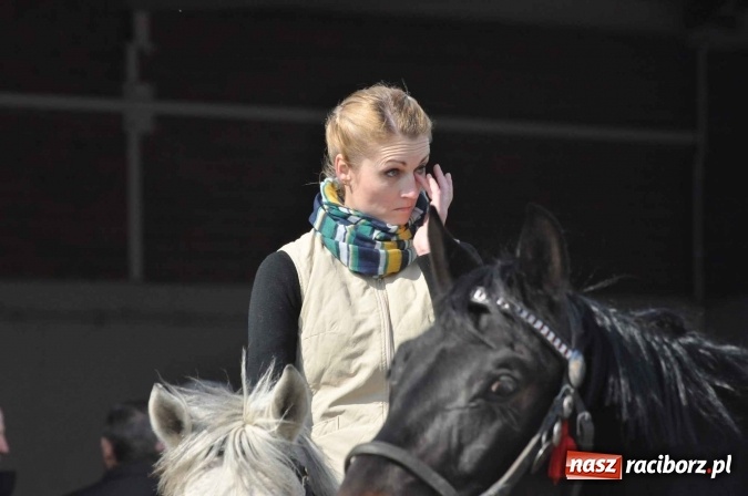 Zdjęcie w galerii na portalu naszraciborz.pl: Dyliżans i baśniowa karoca na procesji wielkanocnej w Pietrowicach Wielkich wiadomości z regionu