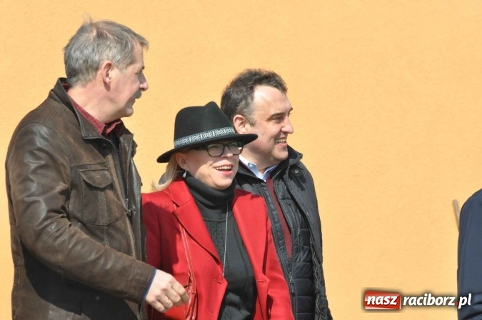 Zdjęcie w galerii na portalu naszraciborz.pl: Dyliżans i baśniowa karoca na procesji wielkanocnej w Pietrowicach Wielkich wiadomości z regionu