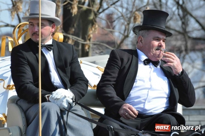 Zdjęcie w galerii na portalu naszraciborz.pl: Dyliżans i baśniowa karoca na procesji wielkanocnej w Pietrowicach Wielkich wiadomości z regionu