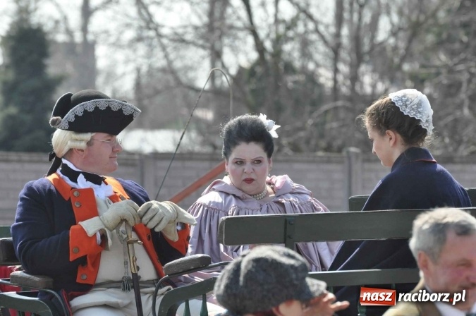 Zdjęcie w galerii na portalu naszraciborz.pl: Dyliżans i baśniowa karoca na procesji wielkanocnej w Pietrowicach Wielkich wiadomości z regionu