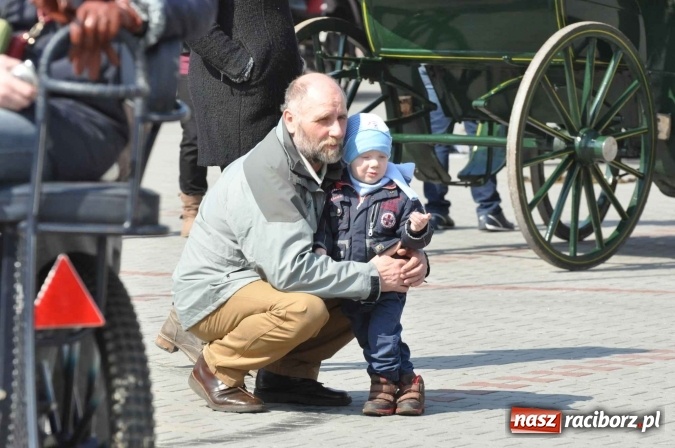 Zdjęcie w galerii na portalu naszraciborz.pl: Dyliżans i baśniowa karoca na procesji wielkanocnej w Pietrowicach Wielkich wiadomości z regionu