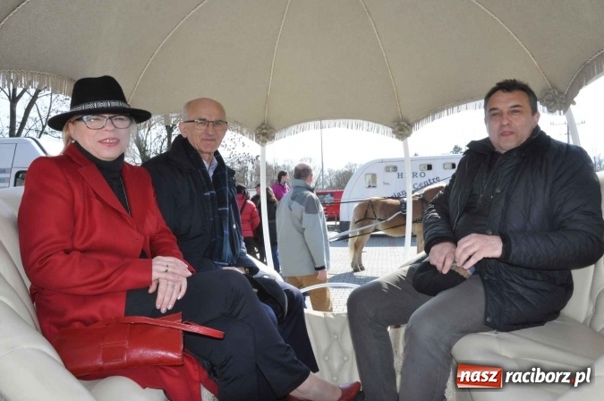 Zdjęcie w galerii na portalu naszraciborz.pl: Dyliżans i baśniowa karoca na procesji wielkanocnej w Pietrowicach Wielkich wiadomości z regionu